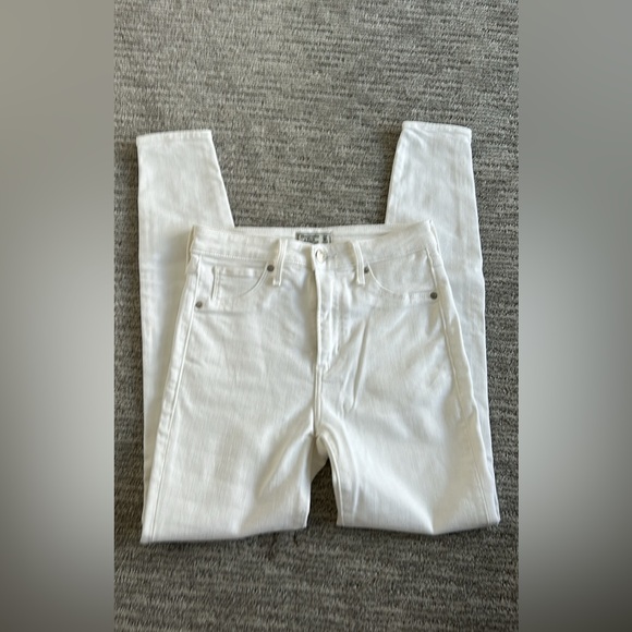 Abercrombie & Fitch Super Stretchy High Rise White Jeans - Picture 2 of 3